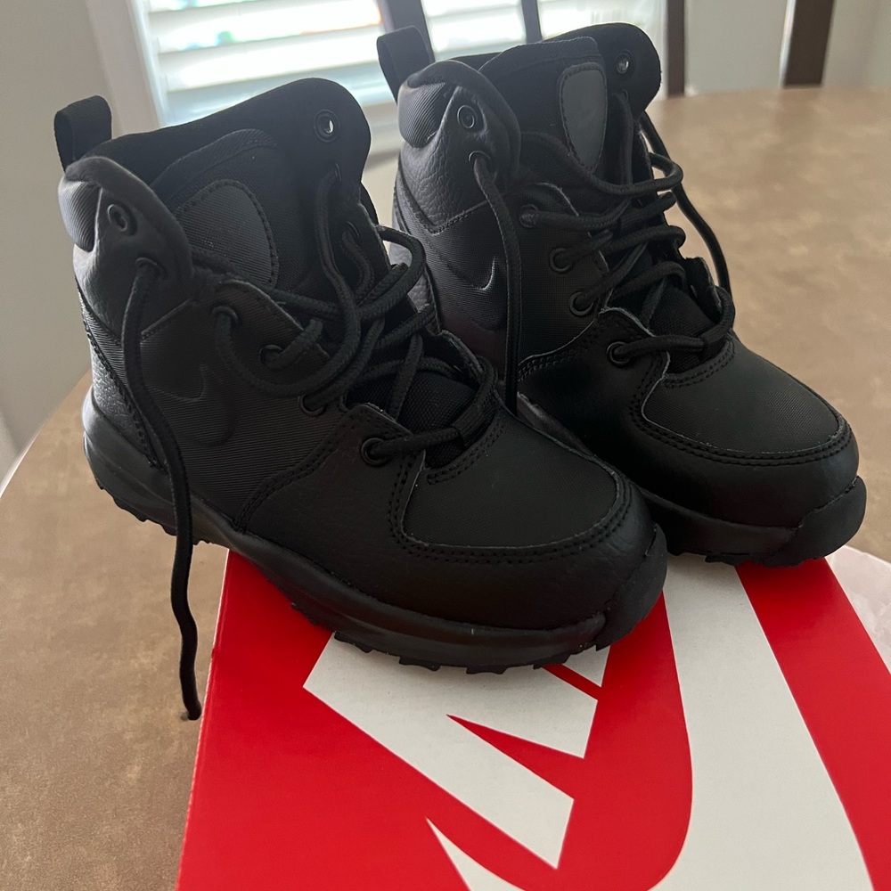 Nike Black Manoa Boots